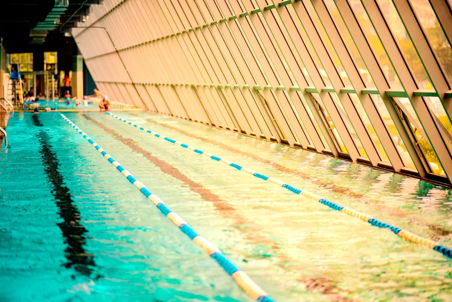 龙州成人混凝土钢结构游泳池项目